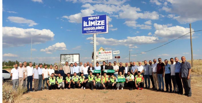 Midyat’ta "İlimize Hoş Geldiniz" tabelası asıldı