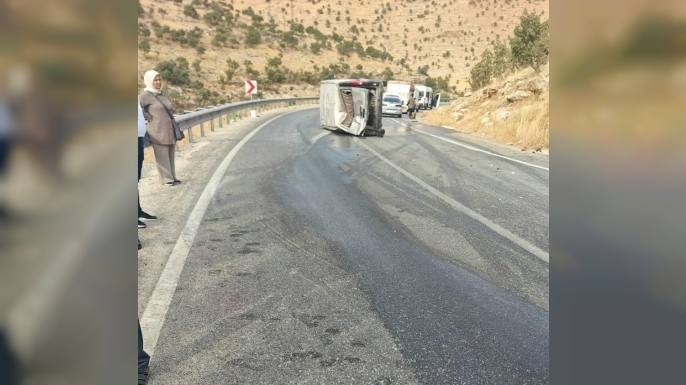 Mardin'de devrilen hafif ticari araçtaki 8 kişi yaralandı