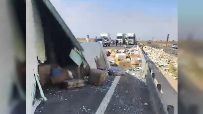 Nusaybin'de İpekyolu'nda TIR devrildi: 1 yaral