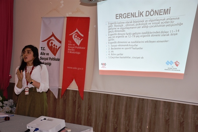 Nusaybin'de kadınlara '12 18 yaş Ergenlik dönemi' eğitimi verildi.