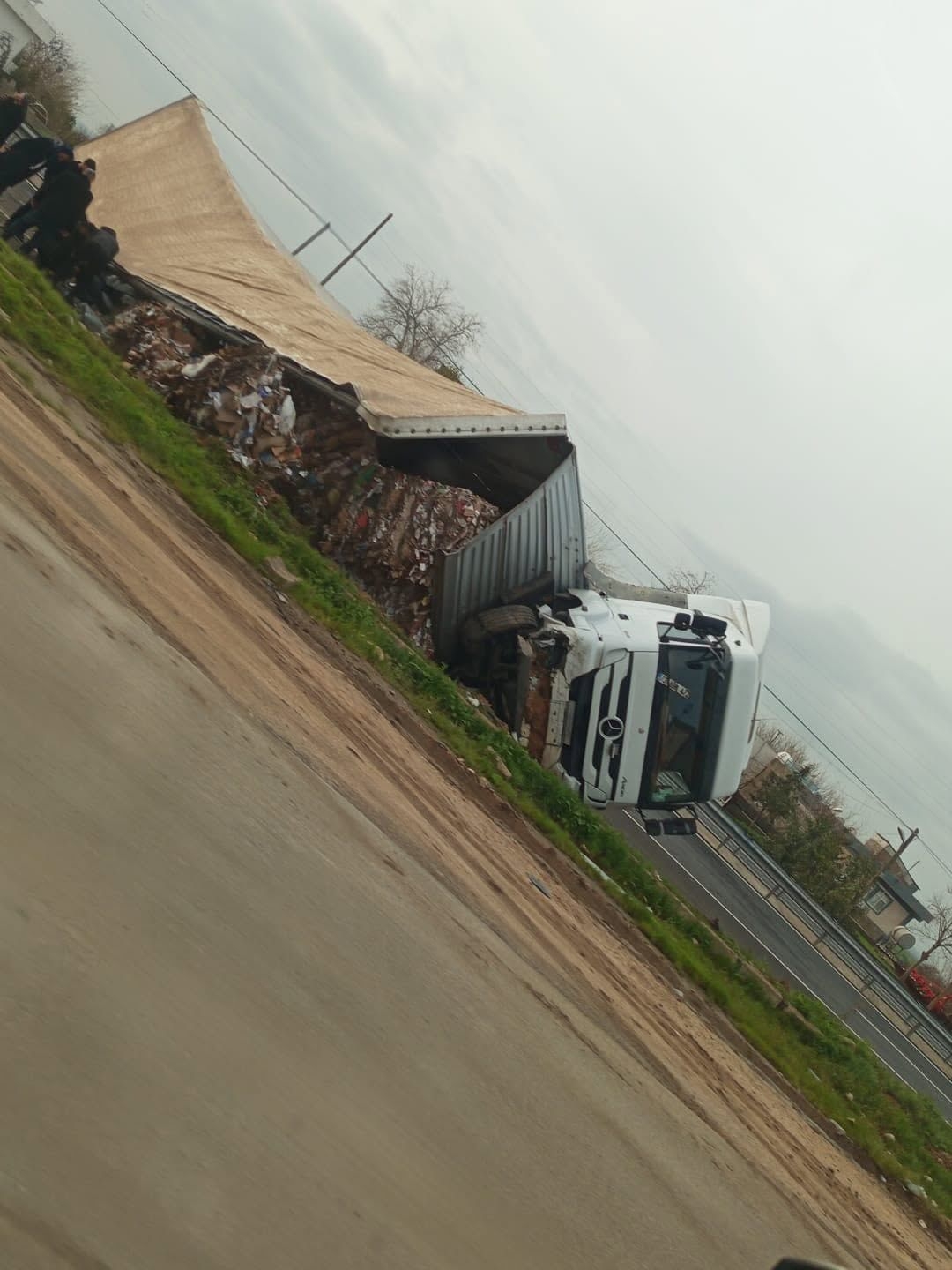 Nusaybin’de karton yüklü TIR devrildi: 1 yaralı