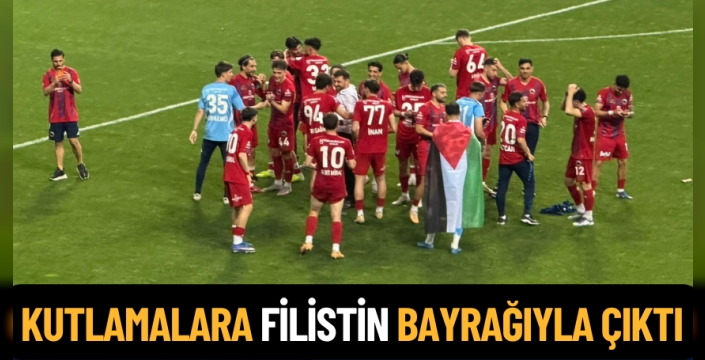 Mardinspor kalecisi Ömer Kahveci, şampiyonluk kutlamalarına Filistin bayrağıyla çıktı