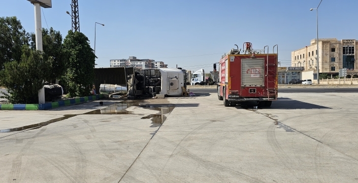 Nusaybin'de çelik sac yüklü TIR'ın devrilme anı kamerada