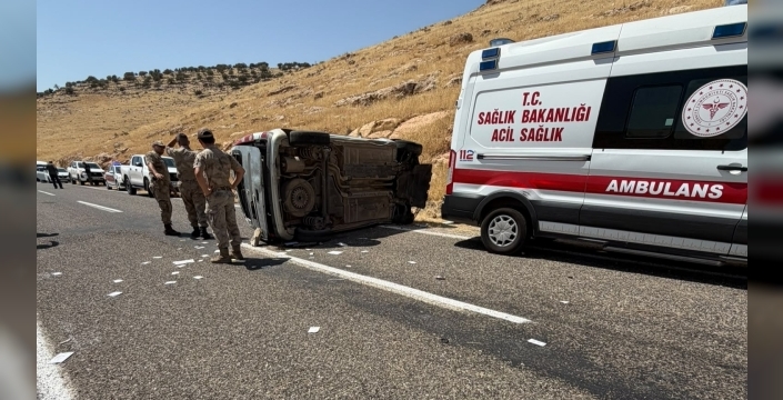 Nusaybin’de hafif ticari araç takla attı: 1 ölü, 1 yaralı