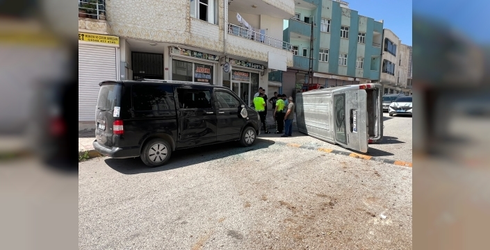 Nusaybin'de hafif ticari araç devrildi: 1 yaralı