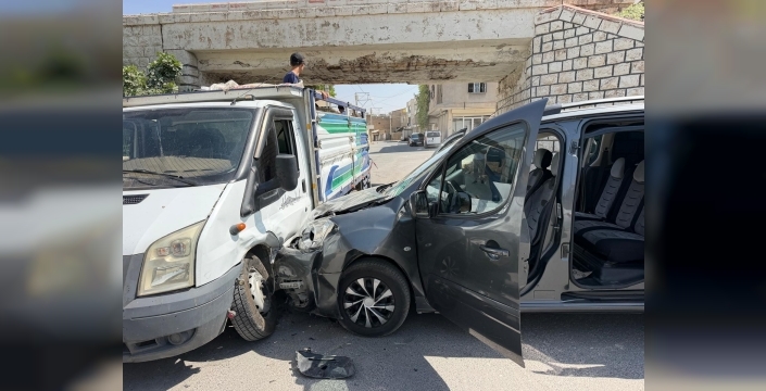 Nusaybin'de kamyonet ile hafif ticari araç çarpıştı: 1 yaralı