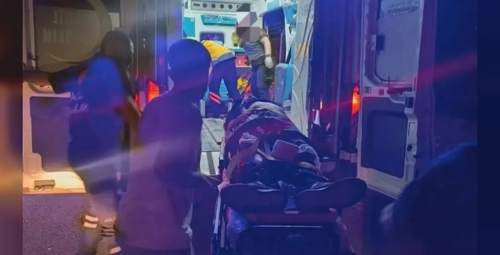Nusaybin'de motosiklet elektrik direğine çarptı: 2 yaralı