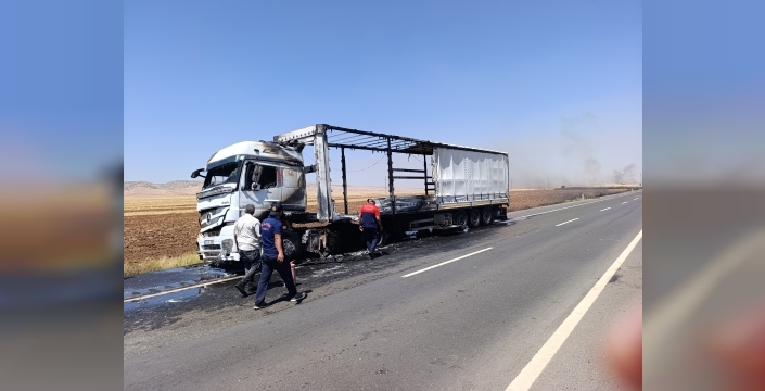 Nusaybin'de Seyir Halindeki TIR Alev Alev Yandı