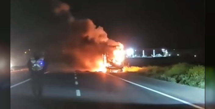 Nusaybin’de seyir halindeki TIR’ın dorsesi yandı