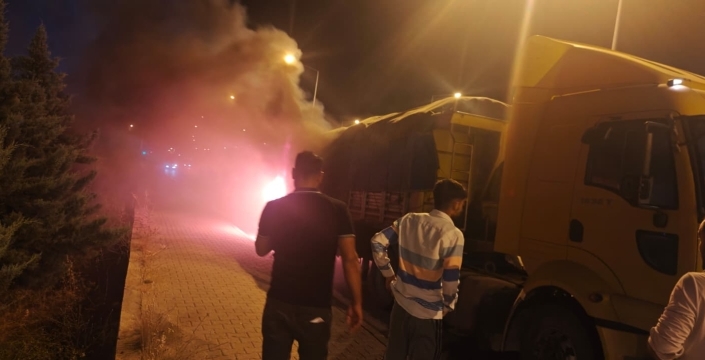 Un yüklü TIR seyir halindeyken alev aldı